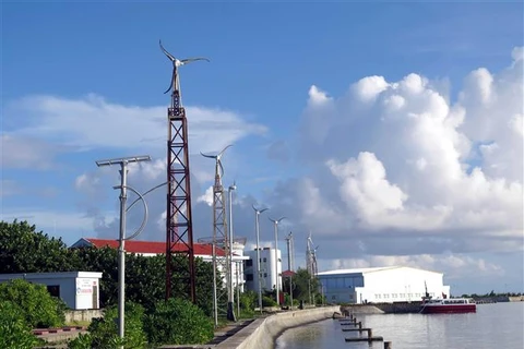 Hệ thống turbin tạo điện từ sức gió trên đảo Trường Sa. (Ảnh: Quân Trang/TTXVN)