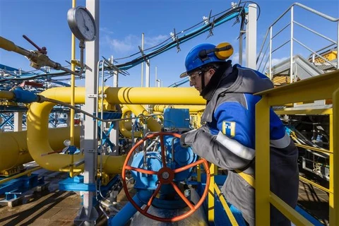Công nhân vận hành đường ống dẫn khí đốt của Nga. (Ảnh: Bloomberg/TTXVN)