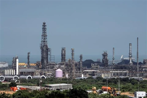 Nhà máy lọc dầu thuộc sở hữu nhà nước Petroleos de Venezuela của Venezuela tại Puerto La Cruz, bang Anzoategui, ngày 4/11/2021. (Ảnh: AFP/TTXVN)