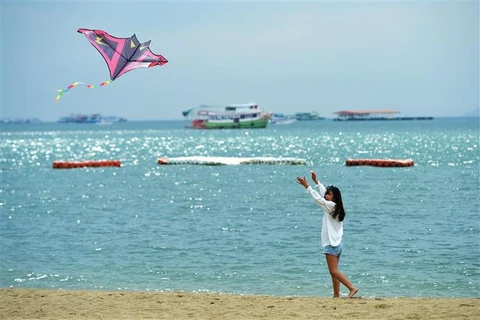 Khách du lịch tại bãi biển ở Pattaya (Thái Lan) ngày 16/11/2021. (Ảnh: THX/TTXVN)