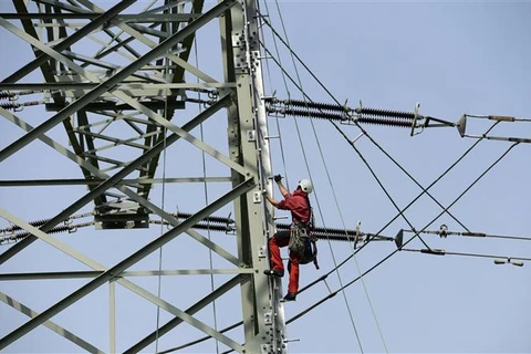 Bộ Kinh tế, Thương mại và Công nghiệp Nhật Bản cho biết sẽ phát triển một hệ thống cảnh báo để yêu cầu người dân tiết kiệm điện. (Ảnh: AFP/TTXVN)