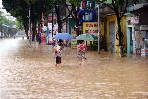 Mưa lớn kéo dài từ đêm 6/6 đã khiến một số tuyến đường ở thành phố Sơn La bị ngập sâu trong nước. (Ảnh: Quang Quyết/TTXVN)