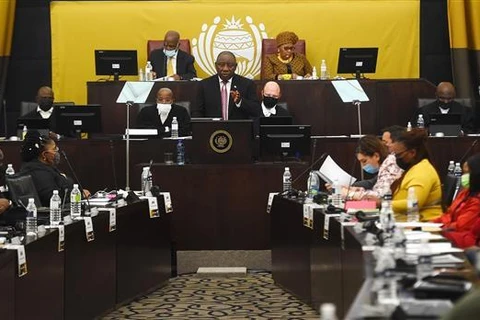 Tổng thống Nam Phi Cyril Ramaphosa (giữa) phát biểu tại phiên họp Quốc hội và Hội đồng Quốc gia các Tỉnh (Thượng viện) ở Cape Town, ngày 26/4/2022. Ảnh: THX/TTXVN