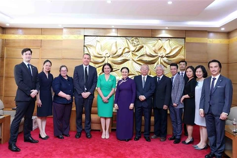 Các đại biểu chụp ảnh lưu niệm tại Lễ trao tặng Kỷ niệm chương "Vì hòa bình, hữu nghị giữa các dân tộc" cho Đại sứ Đặc mệnh toàn quyền Australia tại Việt Nam Robyn Mudie (áo xanh), tại Hà Nội, ngày 7/6/2022. (Ảnh: An Đăng/TTXVN)