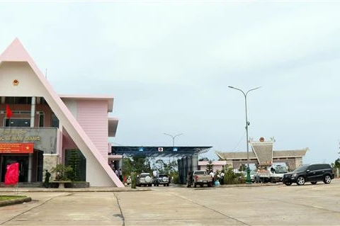 Phương tiện giao thông qua cửa khẩu trong ngày khai trương cặp cửa khẩu quốc tế Nam Giang (Quảng Nam)-Dak Taook (Sekong, Lào), ngày 14/8/2021. (Ảnh: Trần Tĩnh/TTXVN)