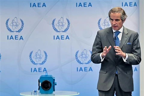 Tổng Giám đốc Cơ quan Năng lượng Nguyên tử Quốc tế (IAEA), ông Rafael Grossi, trong cuộc họp báo về việc Iran dỡ bỏ camerra giám sát (trái) tại các cơ sở hạt nhân, tại Vienna (Áo), ngày 9/6/2022. (Ảnh: AFP/TTXVN)
