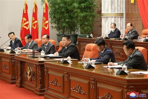 Nhà lãnh đạo Triều Tiên Kim Jong-un (giữa) tại phiên họp toàn thể lần thứ 5 Ban chấp hành Trung ương Đảng Lao động Triều Tiên khóa 8 ở Bình Nhưỡng. Ảnh: KCNA/TTXVN