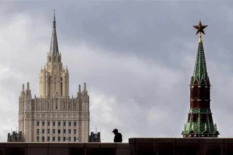 Trụ sở Bộ Ngoại giao Nga (trái) ở Moskva. (Ảnh: AFP/TTXVN)