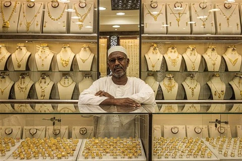 Trang sức vàng được bày bán tại Khartoum (Sudan). (Ảnh: AFP/TTXVN)