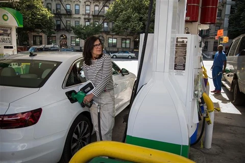 Khách hàng bơm xăng tại một trạm xăng ở New York (Mỹ), ngày 10/6/2022. (Ảnh: THX/TTXVN)