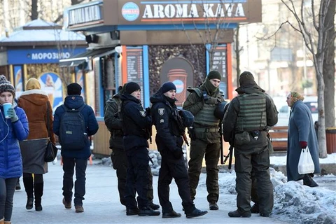 Lực lượng phòng vệ quốc gia Ukraine tuần tra trên đường phố thủ đô Kiev khi tình trạng thiết quân luật được ban bố trong bối cảnh căng thẳng gia tăng giữa Ukraine và Nga, hồi tháng 2/2022. (Ảnh: AFP/TTXVN)