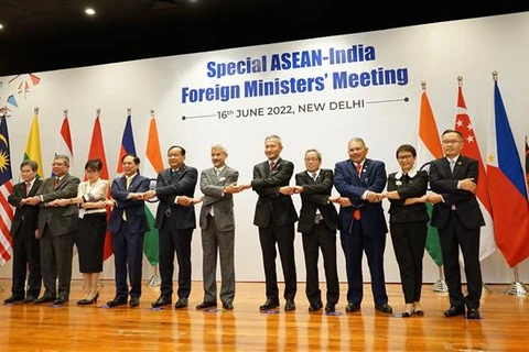 Các ngoại trưởng ASEAN và Ấn Độ chụp ảnh chung tại Hội nghị Đặc biệt Bộ trưởng Ngoại giao ASEAN-Ấn Độ, tại New Delhi ngày 16/6/2022. (Ảnh: Huy Lê/TTXVN)