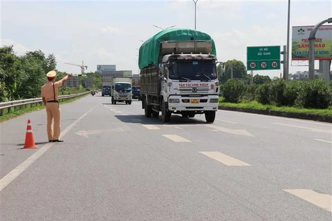 Lực lượng Cảnh sát giao thông, Công an tỉnh Bắc Ninh điều khiển giao thông tại cao tốc Hà Nội-Lạng Sơn, đoạn đi qua thành phố Bắc Ninh. (Ảnh: Thanh Thương/TTXVN)