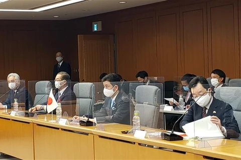 Bộ trưởng Quốc phòng Nhật Bản Nobuo Kishi (thứ ba từ trái sang) tại cuộc hội đàm với Bộ trưởng Quốc phòng Việt Nam tại Tokyo, ngày 23/11/2021. (Ảnh: Đào Thanh Tùng/TTXVN)