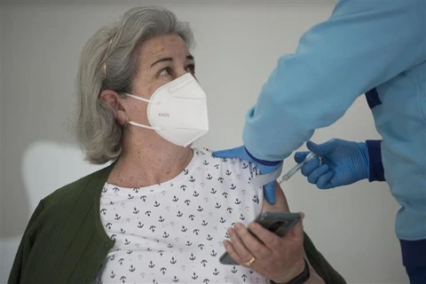 Nhân viên y tế tiêm vaccine ngừa COVID-19 cho người dân tại thành phố Ronda (Tây Ban Nha), ngày 23/4/2021. (Ảnh: AFP/TTXVN)