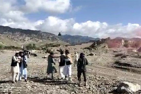 Trực thăng cứu hộ được huy động tới tỉnh Paktika (Afghanistan), sau trận động đất ngày 22/6/2022. (Ảnh: Afghan Government News Agency/TTXVN)