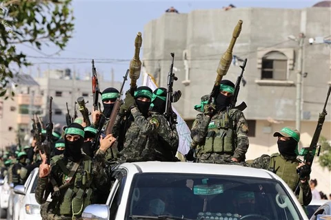 Các tay súng thuộc lữ đoàn Ezz-Al Din Al-Qassam, cánh vũ trang của Hamas, tại Rafah ở Dải Gaza ngày 28/5/2021. (Ảnh: AFP/TTXVN)
