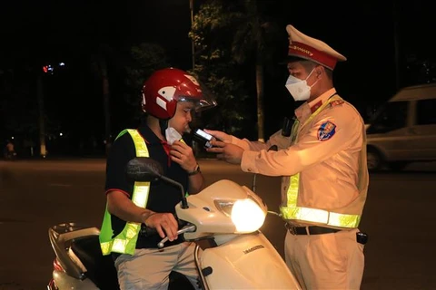 Lực lượng Công an giao thông tỉnh Bắc Ninh dừng xe, kiểm tra nồng độ cồn những người lái xe tại đường Trần Hưng Đạo, phường Đại Phúc, thành phố Bắc Ninh. (Ảnh: Thanh Thương/TTXVN)
