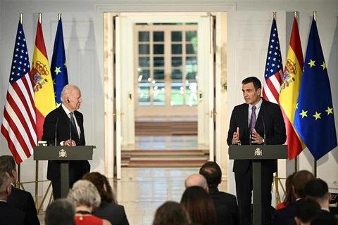 Tổng thống Mỹ Joe Biden (trái) và Thủ tướng Tây Ban Nha Pedro Sanchez tại cuộc họp báo ở Madrid, ngày 28/6/2022. (Ảnh: AFP/TTXVN)