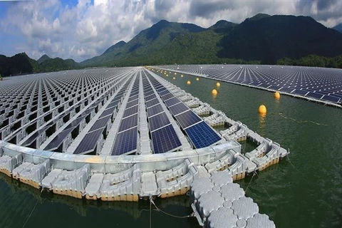 Hệ thống pin nhà máy điện mặt trời trên hồ thuỷ điện Đa Mi, công suất 47,5 MWp. Ảnh: TTXVN