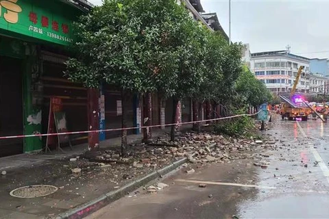 Nhân viên cứu hộ dọn dẹp những đống đổ nát sau trận động đất ở huyện Luxian, thành phố Lô Châu của tỉnh Tứ Xuyên (Trung Quốc), ngày 16/9/2021. (Ảnh: THX/TTXVN)