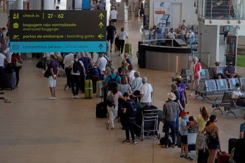 Hành khách tại sân bay Faro (Bồ Đào Nha), ngày 6/6/2021. (Nguồn: reuters.com)