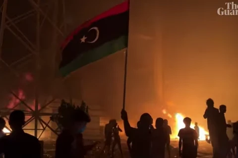 Người biểu tình Lybia phóng hỏa tòa nhà quốc hội ở Tobruk. (Nguồn: theguardian.com)
