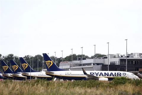 Máy bay của Hãng hàng không RyanAir tại sân bay Charleroi, tỉnh Hainaut, Bỉ ngày 24/6/2022. Ảnh: AFP/TTXVN