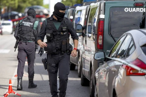 Lực lượng an ninh Tây Ban Nha từng triệt phá một đường dây tống tiền bằng phương thức giăng bẫy tình dục, với số nạn nhân được cho là gần 4.000 người. (Nguồn: english.elpais.com)