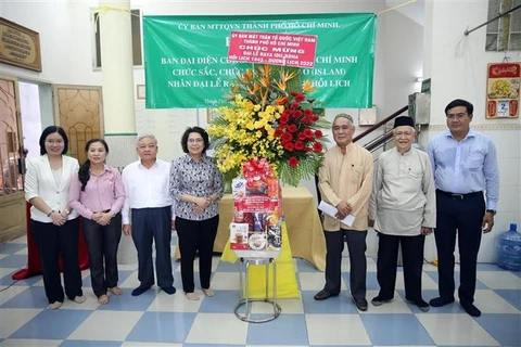 Bà Tô Thị Bích Châu, Chủ tịch Ủy ban MTTQ Việt Nam Thành phố Hồ Chí Minh (thứ 4 từ trái sang) tặng hoa, quà chúc mừng Ban đại diện Cộng đồng Hồi giáo Thành phố Hồ Chí Minh. Ảnh: TTXVN phát