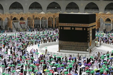Các tín đồ Hồi giáo hành hương đến Thánh địa Mecca (Saudi Arabia), ngày 22/7/2021. (Ảnh: AFP/TTXVN)