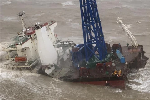 Con tàu vỡ đôi trong cơn bão Chaba ở ngoài khơi Khu hành chính đặc biệt Hong Kong (Trung Quốc), ngày 2/7/2022. Ảnh: AFP/TTXVN