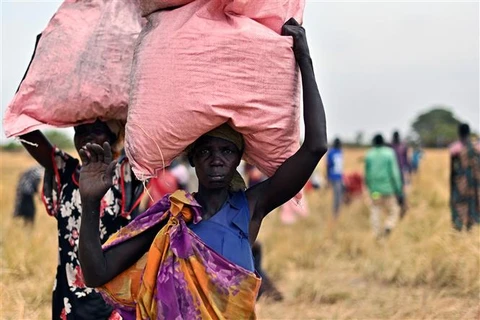 Người dân nhận lương thực cứu trợ tại Ayod (Nam Sudan), ngày 6/2/2020. (Ảnh: AFP/TTXVN)