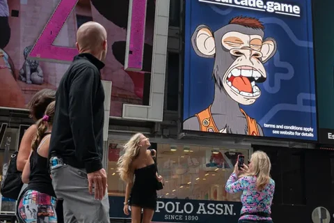 Người dân chụp ảnh gần một biển quảng cáo NFT của Câu lạc bộ Du thuyền Bored Ape ở Quảng trường Thời đại, New York (Mỹ) hồi tháng Sáu. (Nguồn: theguardian.com)