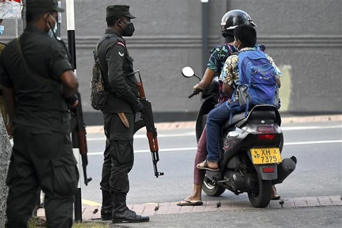 Binh sỹ Sri Lanka tuần tra trên đường phố thủ đô Colombo, sau khi nhiều người biểu tình quá khích tìm cách đột nhập tư dinh Tổng thống Gotabaya Rajapaksa và yêu cầu ông từ chức, ngày 2/4/2022. (Ảnh: AFP/TTXVN)