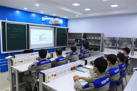 Giờ học của sinh viên lớp Điện công nghiệp (Trường Cao đẳng Cơ điện Hà Nội). (Ảnh: Hoàng Hiếu/TTXVN)