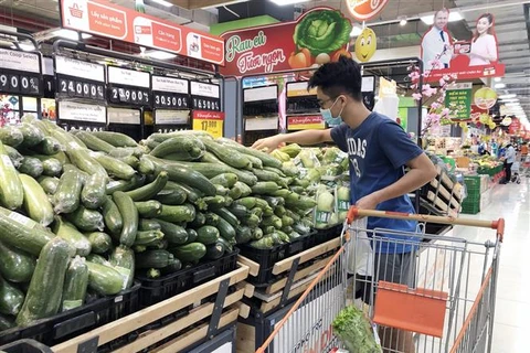 Người dân mua sắm tại một siêu thị ở Thành phố Hồ Chí Minh. (Ảnh: Mỹ Phương/TTXVN)