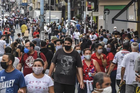 Người dân trên đường phố Sao Paulo (Brazil). (Ảnh: AFP/TTXVN)