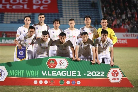 Đội hình ra sân của Hà Nội FC khi đối đầu Viettel trong trận đấu bù vòng 2 Giải Bóng đá vô địch quốc gia-Night Wolf V-League 2022, hồi tháng Tư. (Ảnh: Minh Quyết/TTXVN)