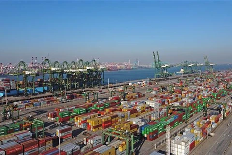 Container hàng hóa được bốc dỡ tại cảng Thiên Tân, miền bắc Trung Quốc, ngày 18/12/2021. (Ảnh: THX/TTXVN)