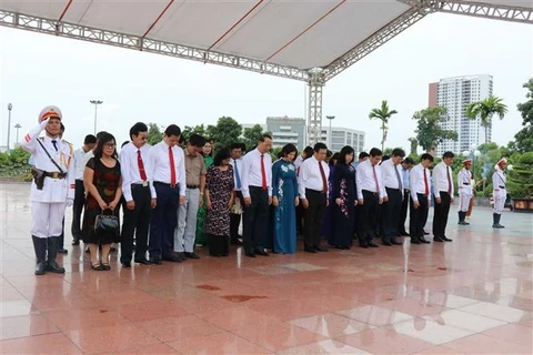 Các đại biểu tưởng niệm trước tượng đài Tổng Bí thư Nguyễn Văn Cừ. (Ảnh: Thanh Thương/TTXVN)