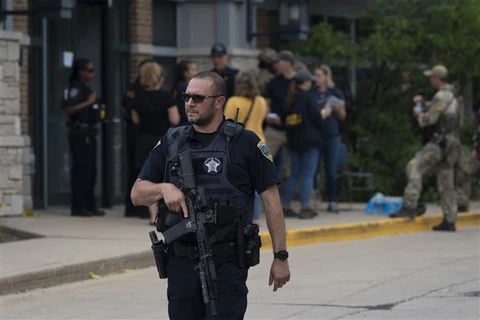 Cảnh sát gác tại hiện trường vụ xả súng nhằm vào đoàn diễu hành kỷ niệm Ngày Độc lập ở khu vực Highland Park thuộc thành phố Chicago, bang Illinois (Mỹ) ngày 4/7/2022. Ảnh: AFP/TTXVN