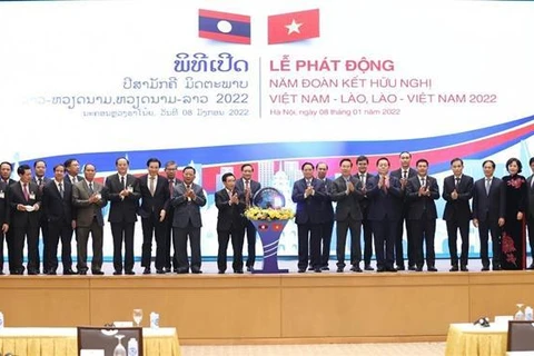 Thủ tướng Phạm Minh Chính và Thủ tướng Lào Phankham Viphavanh cùng đại biểu hai nước tại Lễ phát động Năm Đoàn kết Hữu nghị Việt Nam - Lào, Lào - Việt Nam 2022. Ảnh: Dương Giang-TTXVN