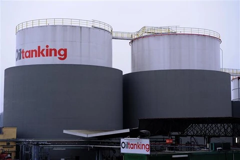 Các bể chứa dầu tại Duisburg (Đức). (Ảnh: AFP/TTXVN)