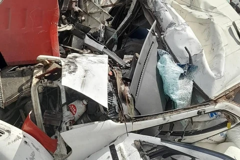 Đầu xe tải van biến dạng sau vụ tai nạn. (Nguồn: laodong.vn)