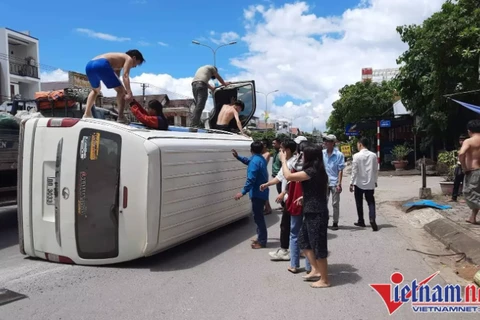 Chiếc xe mang biển số Lào bị lật nghiêng giữa đường. (Nguồn: vietnamnet.vn)
