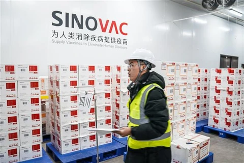 Vận chuyển phân phối vaccine ngừa COVID-19 của hãng Sinovac tại Bắc Kinh (Trung Quốc). (Ảnh: THX/TTXVN)