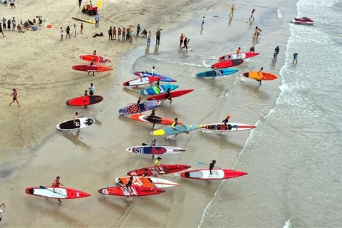 Các vận động viên xuất phát tranh tài chèo Sup cự ly 2.000m tại bãi biển Mân Thái (Đà Nẵng), tháng 4/2022. (Ảnh: Trần Lê Lâm/TTXVN)
