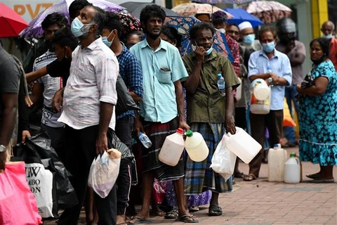 Người dân xếp hàng mua dầu hỏa tại Colombo (Sri Lanka) ngày 17/3/2022. (Ảnh: AFP/TTXVN)