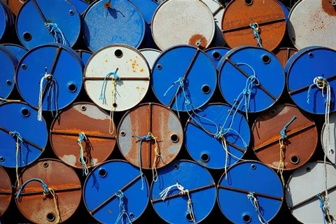 Các thùng dầu thô tại cơ sở của Tập đoàn Năng lượng Vermilion của Canada ở Parentis-en-Born (Pháp). (Ảnh: Reuters/TTXVN)